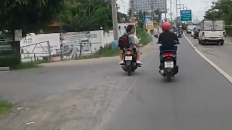 Un homme en scooter met un coup de pied à un autre scooter !!
