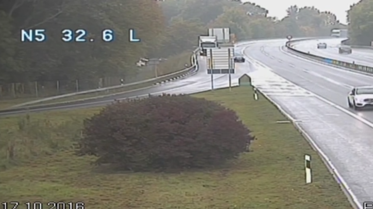 Un homme filmé en train de courir derrière sa voiture sur l’autoroute