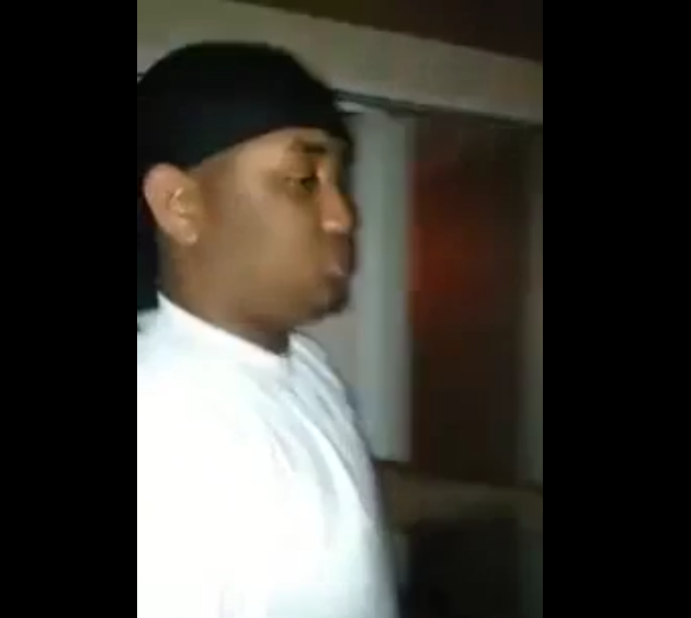 Un homme ivre trébuche et tombe du balcon