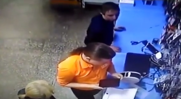 Un homme se fait chier dans un magasin et met des ciseaux dans la prise électrique…