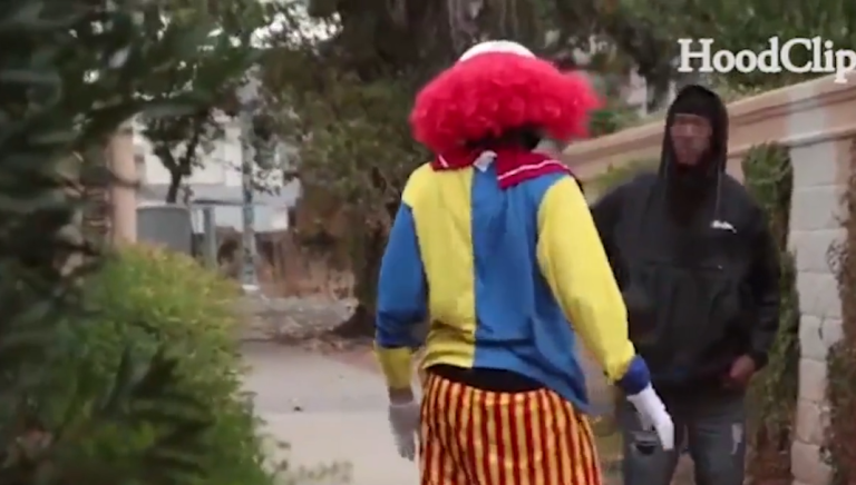 Un homme sort une arme quand un clown vient lui faire peur