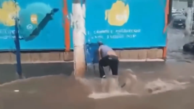 Un motard évite de peu la noyade pendant les inondations au Brésil