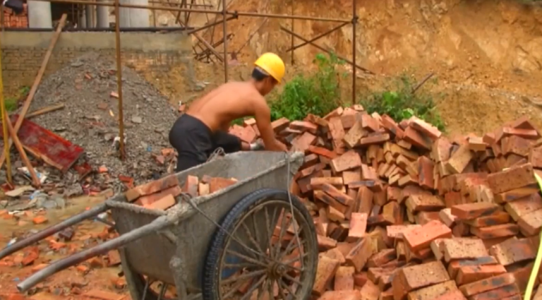 Un ouvrier chinois, acrobate affole la toile !!