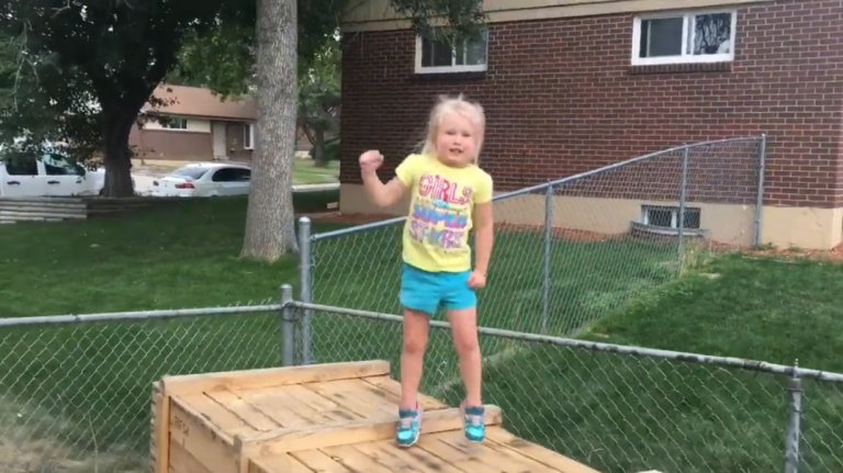 Un père construit le parcours de « Ninja Warrior » pour sa fille