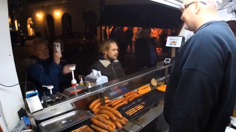 Un vendeur de hot-dog corrige un client ivre qui recrache son sandwich