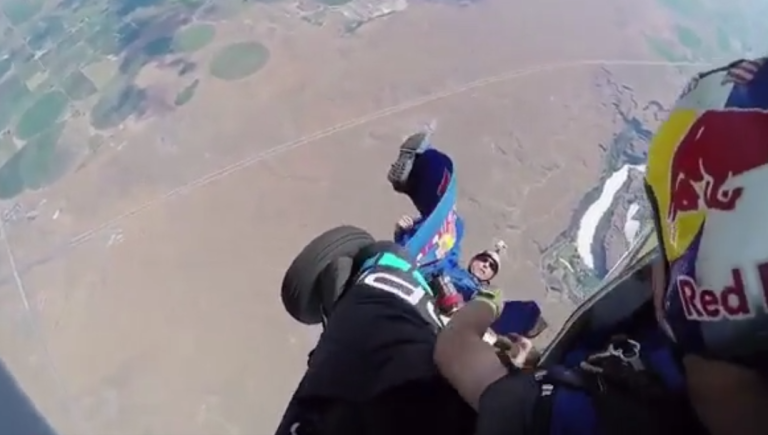 Un wingsuiter reste accroché à un avion