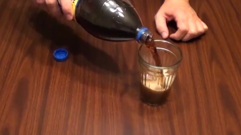 Une astuce russe pour se servir du Coca sans faire de mousse