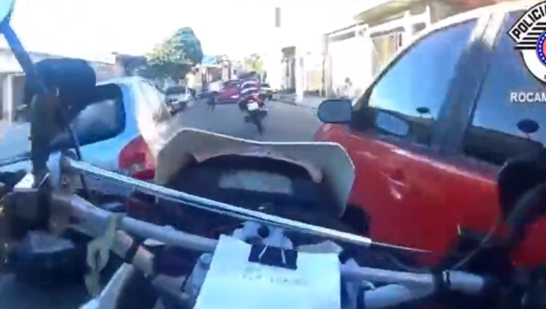 Une course poursuite en moto prend fin d’une drôle de façon…