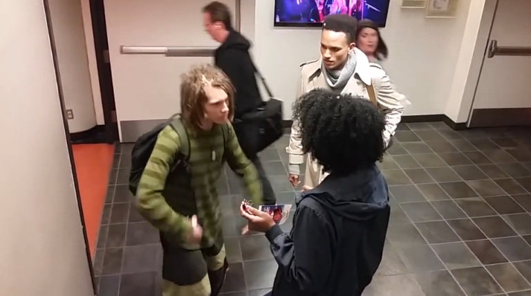 Une femme agresse un homme parce qu’il porte des dreadlocks