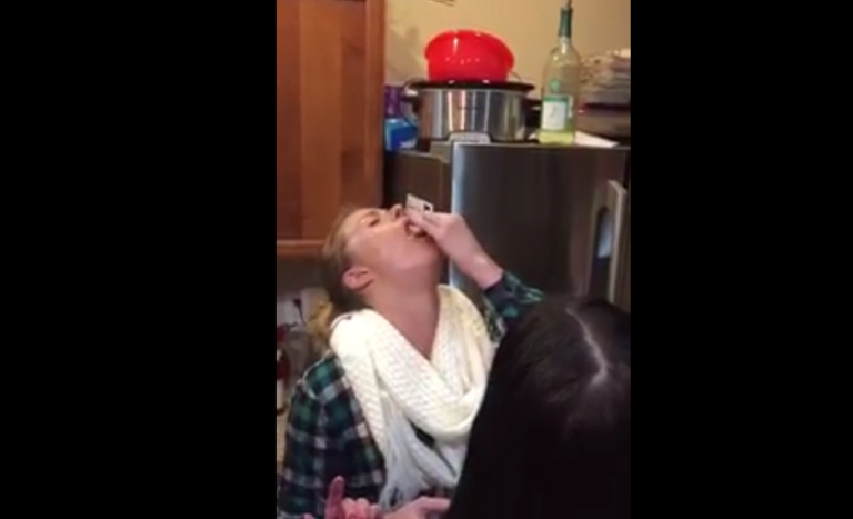 Une jeune femme avale une plaquette de beurre