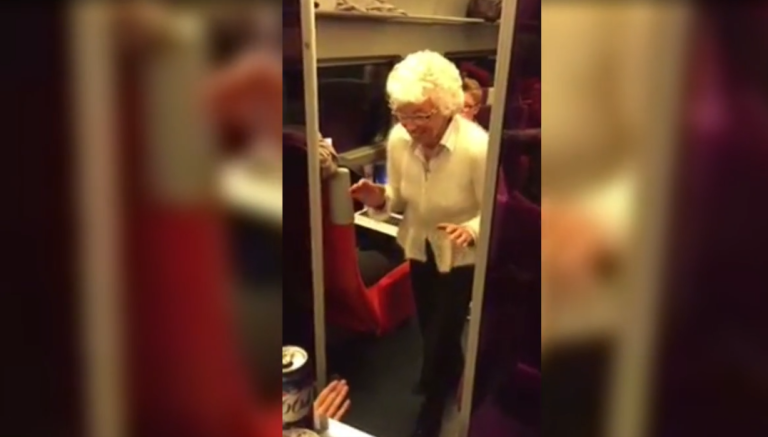 Une mamie de 82 ans met l&rsquo;ambiance dans un TGV