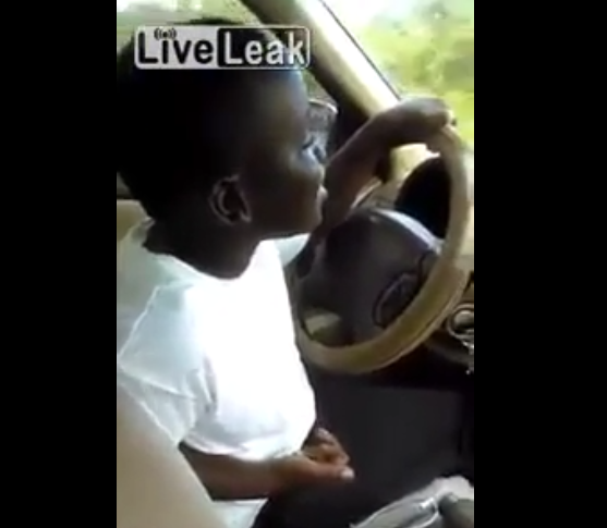 Une mère arrêtée pour avoir filmé son enfant de 7 ans conduire sa voiture !