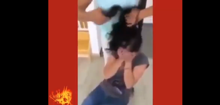 Une mère donne une bonne leçon à sa fille qui s&rsquo;est moquée d&rsquo;une jeune fille chauve cancéreuse