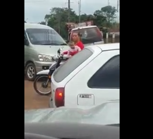 Une mère inconsciente fait de la moto avec son bébé dans les bras