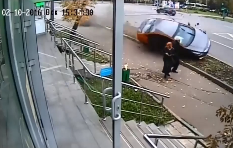 Une voiture folle fonce droit sur deux piétons !