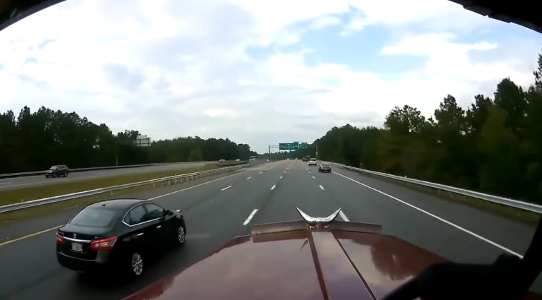 Une voiture freine juste devant un camion