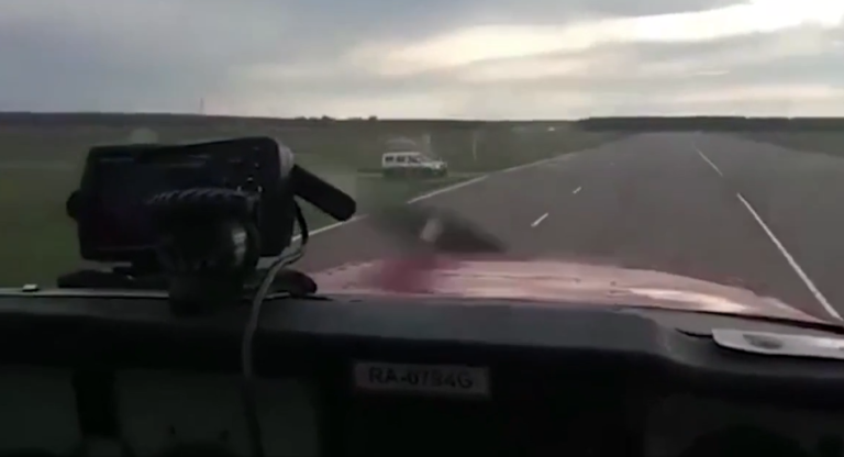 Une voiture veut couper la route à un avion en plein atterrissage…