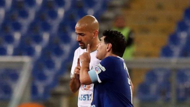 Maradona s’embrouille pendant un match de foot pour la paix !