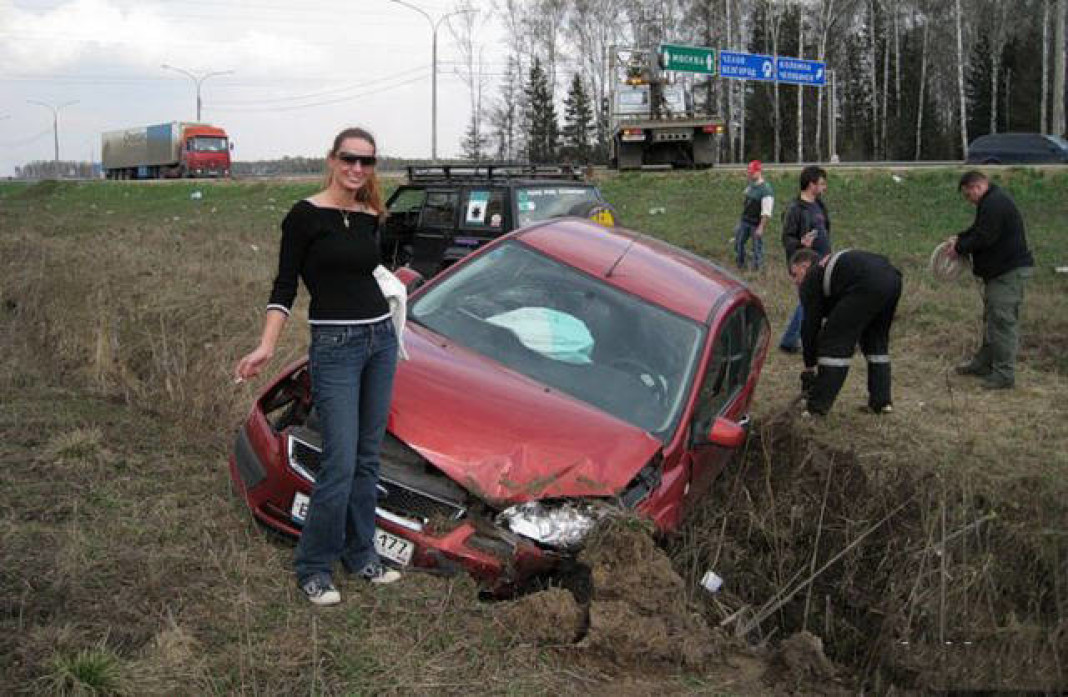Женщина разбила машину. Авария ДТП женщина за рулем. Женщина на дороге приколы. Женщина за рулем разбитой машины.