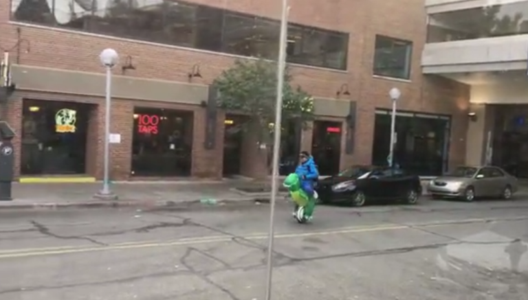 Aller au travail à dos de dinosaure