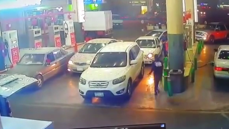 Des employés évitent l&rsquo;explosion dans une station essence