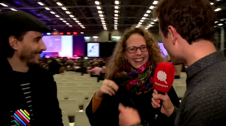 Des gens bourrés au meeting de Fillon