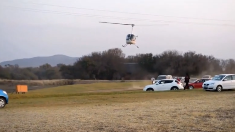 Des jeunes mariés en hélicoptère percutent une ligne électrique.