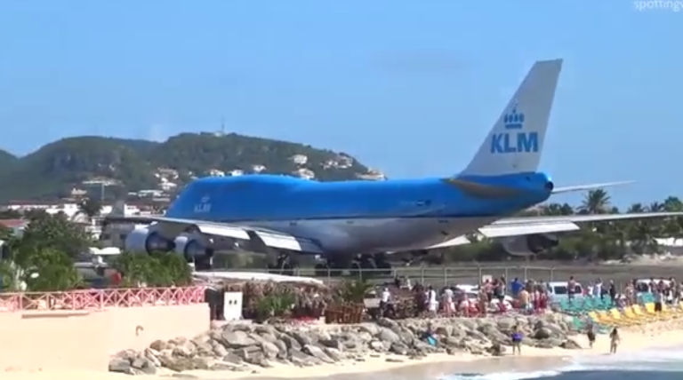 Des touristes à la plage contre le souffle des réacteurs d&rsquo;un avion…