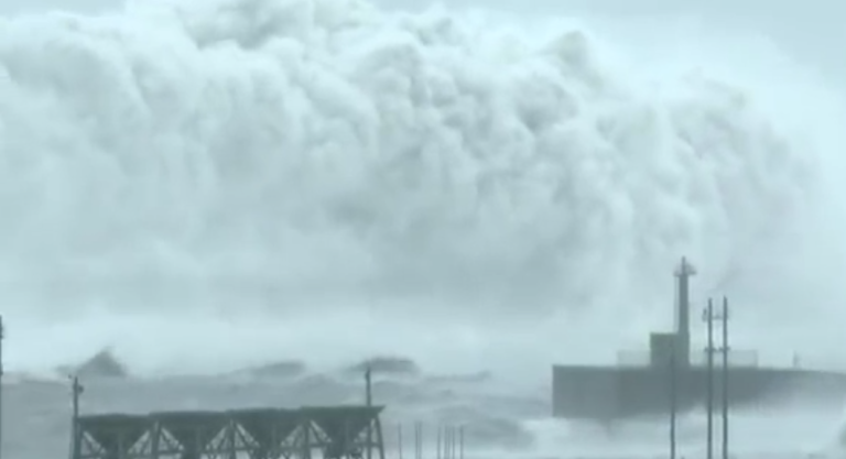 Des vagues géantes viennent s’abattre sur un phare à Taïwan
