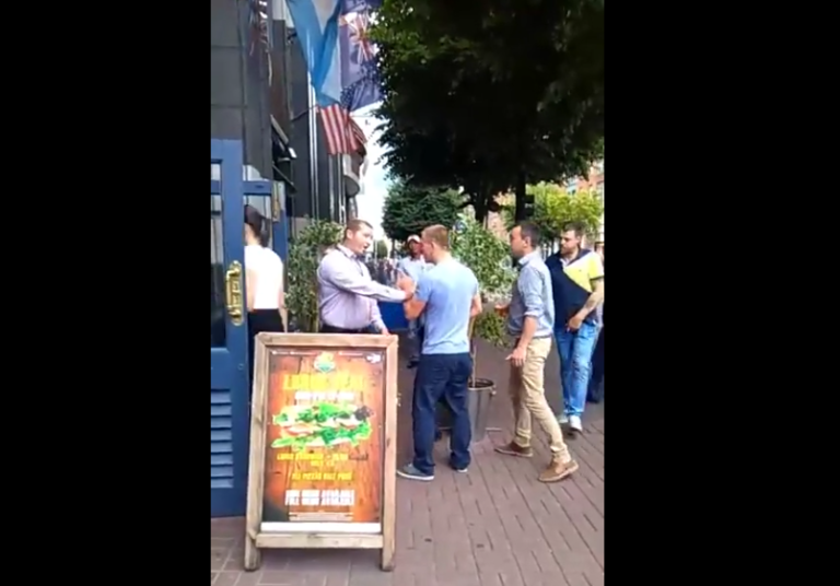 Deux jeunes ont la mauvaise idée d’embrouiller un videur d’un bar !