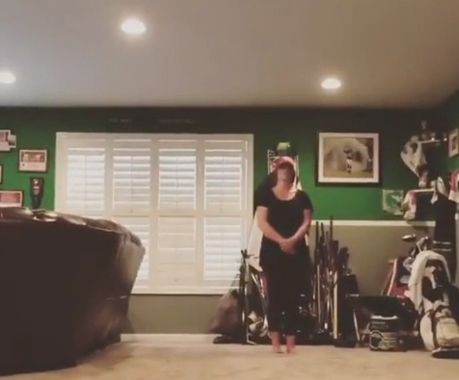 Défi un homme essaie de dégommer un objet sur la tête de sa femme