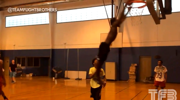 Le plus petit dunkeur du monde ne mesure… 1m60 !