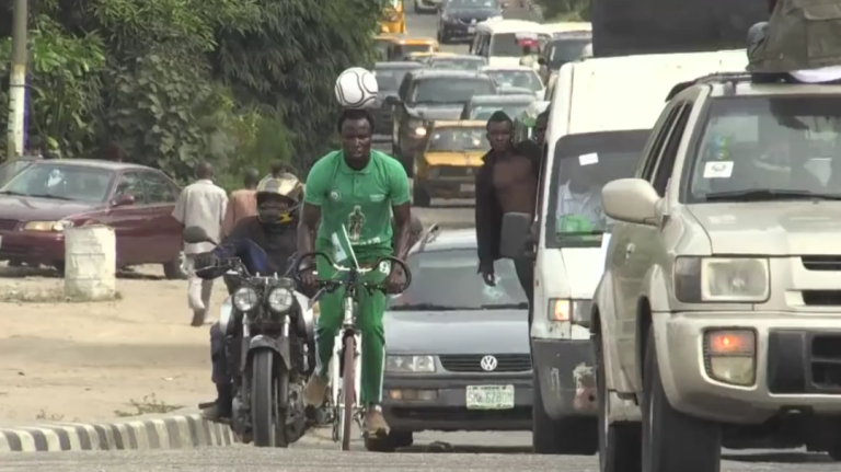 Nigeria un footballeur fait 103km à vélo un ballon sur la tête
