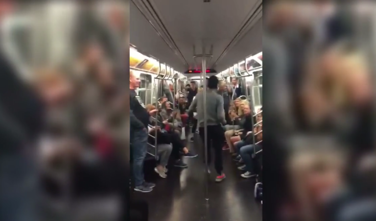 Pole dance dans le métro