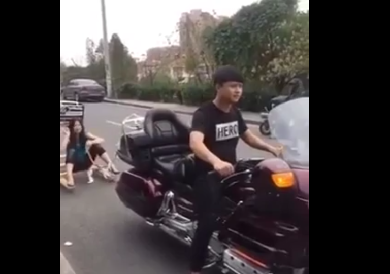 Quand un mec se rate en voulant tirer sa copine avec sa moto