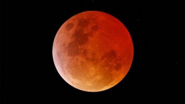 Il filme le passage d&rsquo;un OVNI en filmant la Super Lune !!