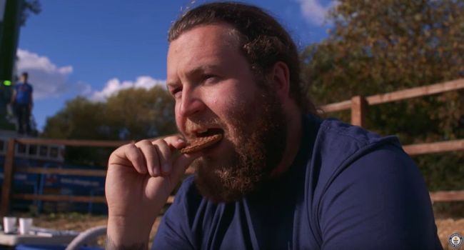 Trempage de biscuit en sautant à l&rsquo;élastique