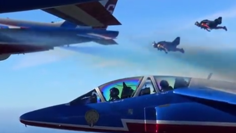 Trois hommes volent en jetpack à côté de la patrouille de France