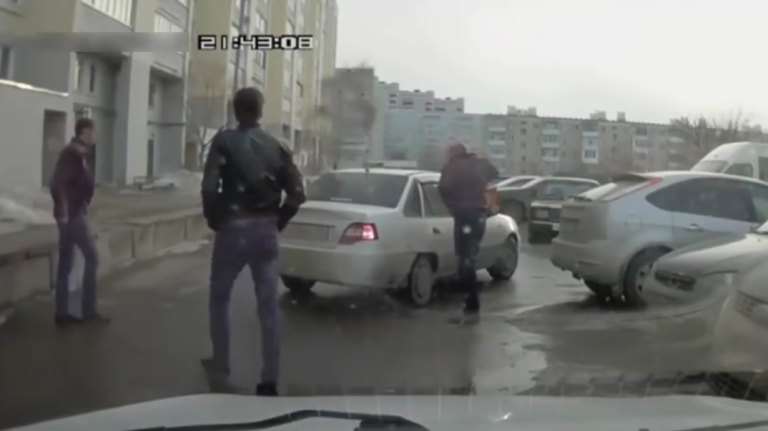 Trois hommes vont vite regretter d’avoir pris la tête à un automobiliste