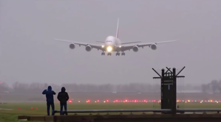 Un A380 atterrit de façon spectaculaire en pleine tempête