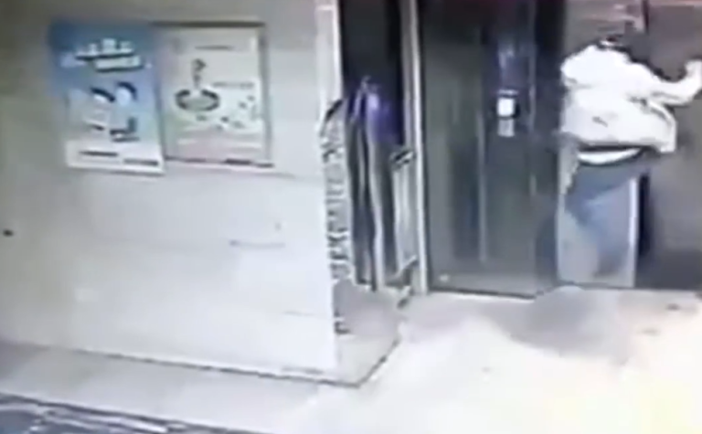 Un adolescent fait le malin en mettant un coup de pied dans un ascenseur !!