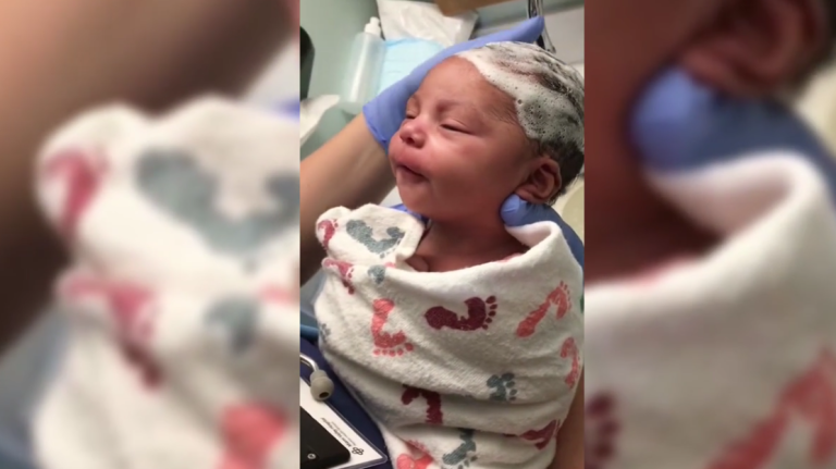 Un bébé recevant son premier shampoing fait fondre les internautes