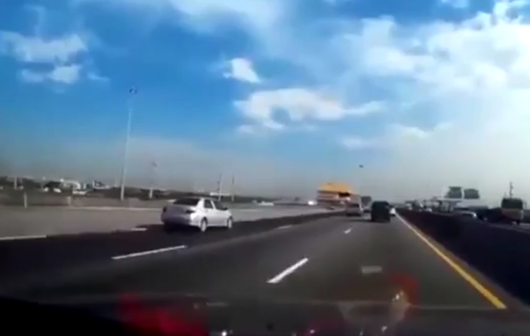 Un chauffard force le passage et provoque son propre accident