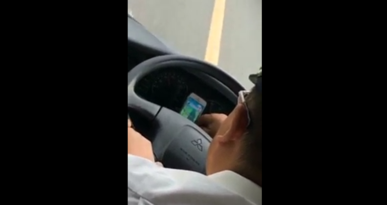 Un chauffeur de bus joue à Pokémon GO
