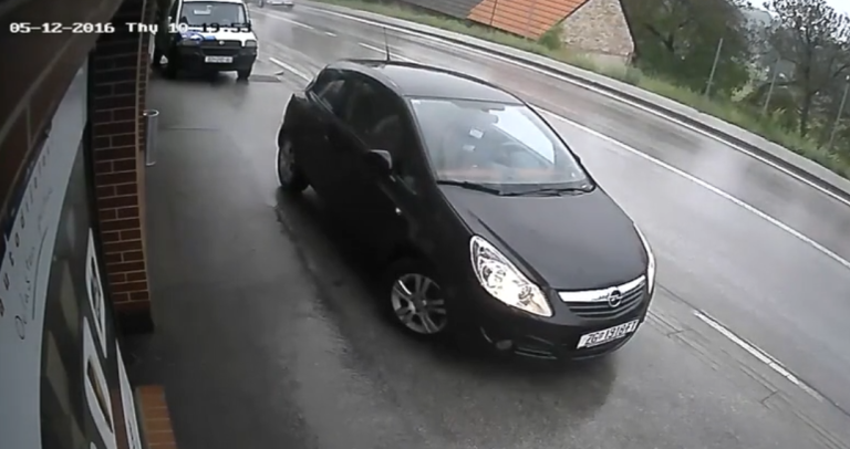 Quand régis à oublié d’enclencher le freine à main de sa voiture…