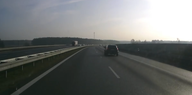 Un conducteur perd la remorque de sa camionnette sur l’autoroute