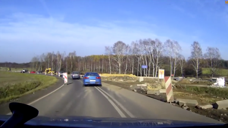 Un conducteur termine dans le fossé après un dépassement