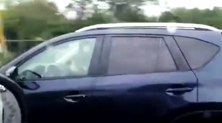 Un enfant conduit à plus de 100 km/h au Mexique !!