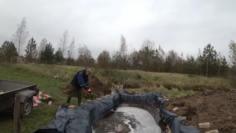 Un grand-père s’amuse à foncer en voiture dans une piscine de Coca-Cola