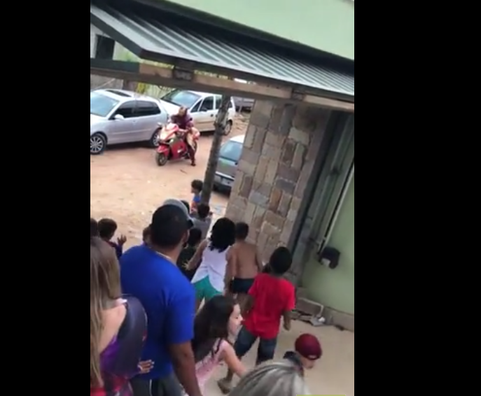 Un homme déguisé en Iron Man pour une fête d’enfants va se prendre une grosse gamelle !!